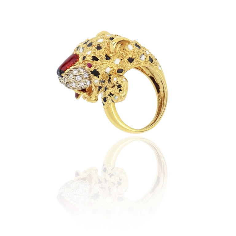 FRASCAROLO Anello in oro giallo animalier a forma: FRASCAROLO Anello in oro giallo animalier a forma di ghepardo con smalti e diamanti. Misura 10. Peso 16,40 g.
