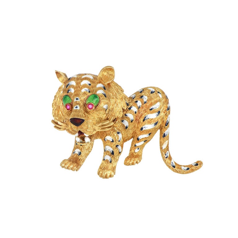 Spilla in oro giallo raffigurante grande leoncino: Spilla in oro giallo raffigurante grande leoncino con smalti policromi. Peso 38,46 g.