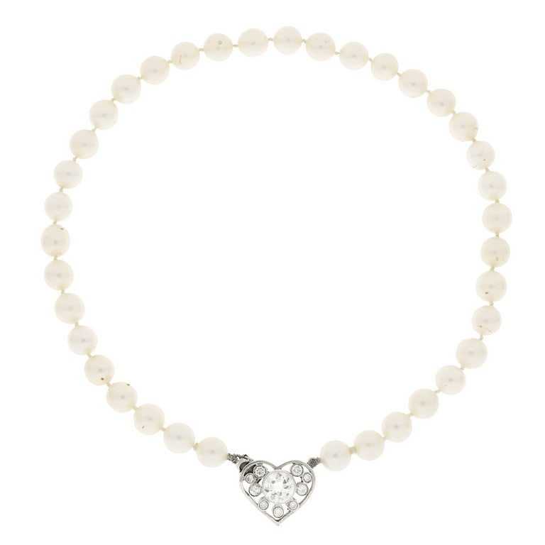 Girocollo di perle coltivate di 8/9 mm con: Girocollo di perle coltivate di 8/9 mm con chiusura in oro bianco a forma di cuore con diamante di taglio vecchio di stimati 2 ct. (misure approx 8,08 x 8,21 x 4,46 mm) Lunghezza 40 cm. Peso 41 g.