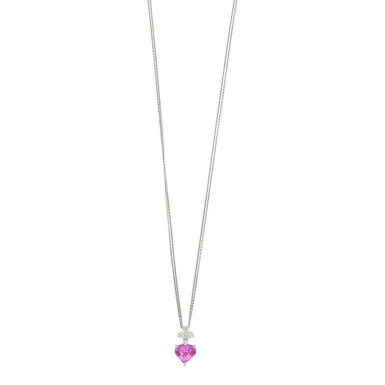 Collana composta da una catenina in oro bianco,: Collana composta da una catenina in oro bianco, reggente un pendente con un bellissimo zaffiro hot pink di forma a cuore, proveniente dal Madagascar e privo di trattamenti termici. Sul passante 4