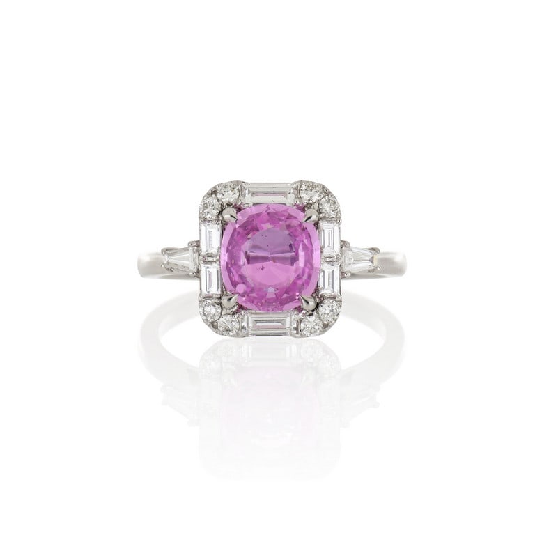 Elegante anello in oro bianco con zaffiro rosa: Elegante anello in oro bianco con zaffiro rosa centrale di forma a cuscino per stimati 2 ct circa e bellissimo punto di colore. Contorno di diamanti di forma rotonda e baguette per stimati 0,90 ct cir
