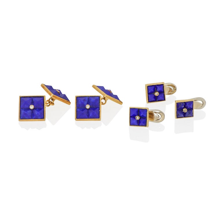 CHIAPPE - Set di gemelli e bottoni da sparato in: CHIAPPE - Set di gemelli e bottoni da sparato in oro giallo e lapislazuli, le gemme intagliate a piramide sono incassate a 4, tenute da un piccolo diamante al centro. Il fine gioiello è conservat