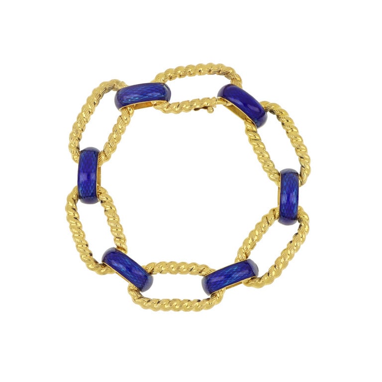 1AR - Bracciale in oro giallo a maglia allungata,: 1AR - Bracciale in oro giallo a maglia allungata, alternata ad anelli con smalti blu cobalto. Dimensioni 20 x 1,8 cm. Peso 36,52 g.