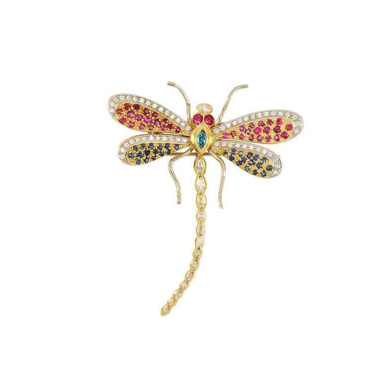 Grande spilla a libellula in oro giallo e bianco,: Grande spilla a libellula in oro giallo e bianco, decorata con diamanti di taglio navette, ovali e brillante per ct. 1,50 ca., piccoli rubini e zaffiri. Dimensioni 6 x 8 cm. Peso 21,57 g.