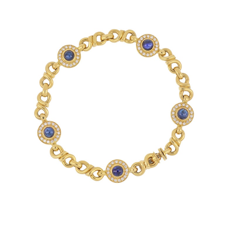 WEINGRILL - Bracciale in oro giallo, la fine: WEINGRILL - Bracciale in oro giallo, la fine lavorazione a nodi è intercalata con 5 rosoni incastonati con zaffiri cabochon al centro e diamanti taglio brillante a contorno. Punzoni del fabbrican