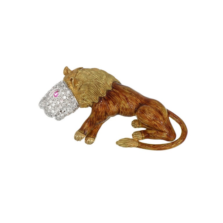 Spilla animalier in oro giallo con smalti,: Spilla animalier in oro giallo con smalti, raffigurante un leone, con il muso ricoperto da pavè in diamanti. Peso 29,28 g.