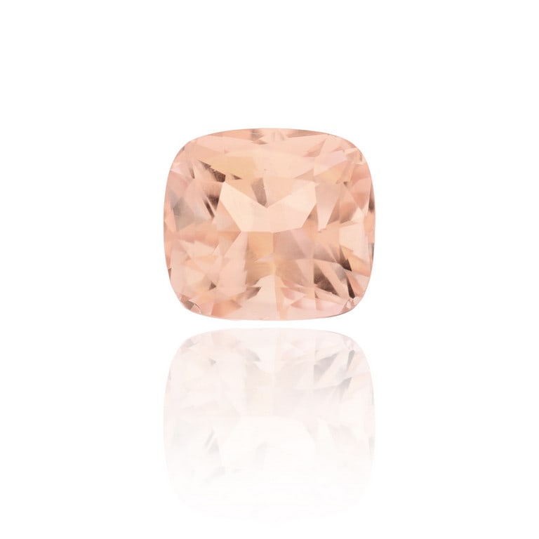 Grande Berillo varietà Morganite di forma a: Grande Berillo varietà Morganite di forma a cuscino, taglio misto, accompagnato da report gemmologico ALGT che ne attesta le caratteristiche. Misure 20.42 x 18.95 x 15.55 mm Peso 37.84 ct.