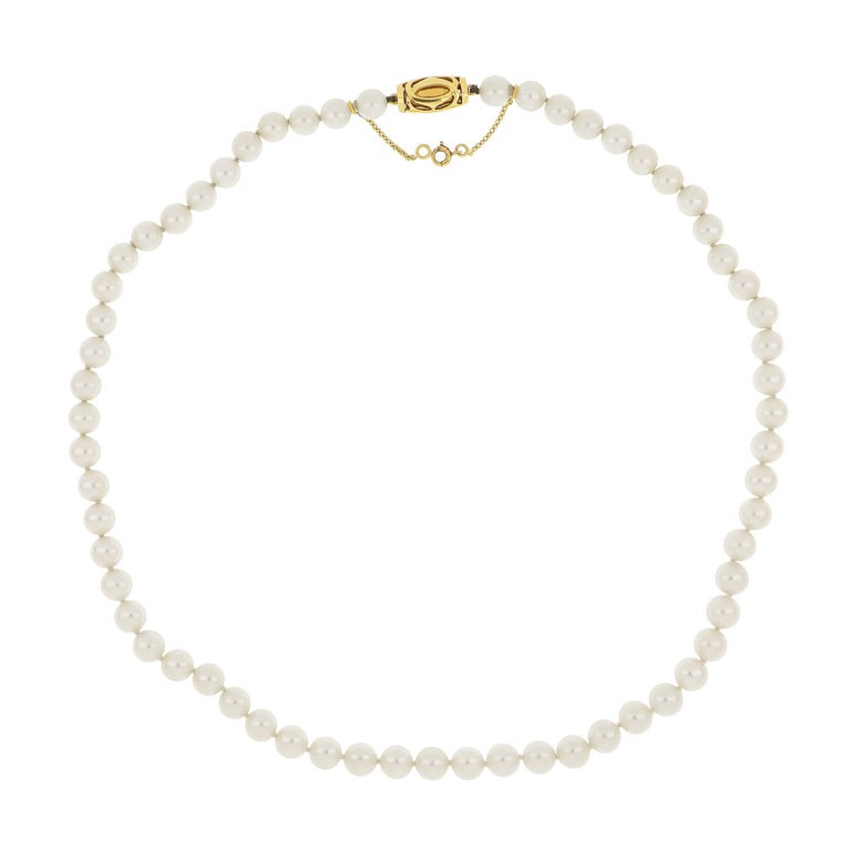 CARTIER - Girocollo di perle giapponesi coltivate: CARTIER - Girocollo di perle giapponesi coltivate 6/6,5 mm, chiusura in oro giallo "Logo" con punzoni, numeri e firma della maison. Lunghezza 45 cm. Peso 30,36 g.