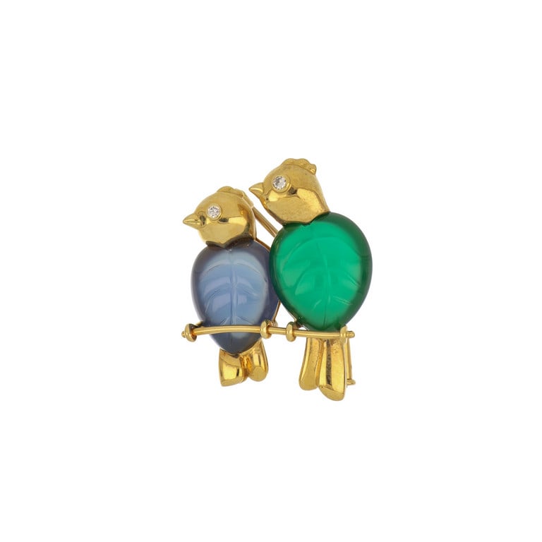 CARTIER - Spilla "Lovebirds" in oro giallo e: CARTIER - Spilla "Lovebirds" in oro giallo e pietre semipreziose incise, due uccellini osservano da un ramo, la delicata manifattura in stile "Tuttifrutti" è impreziosita da piccoli diamanti che 