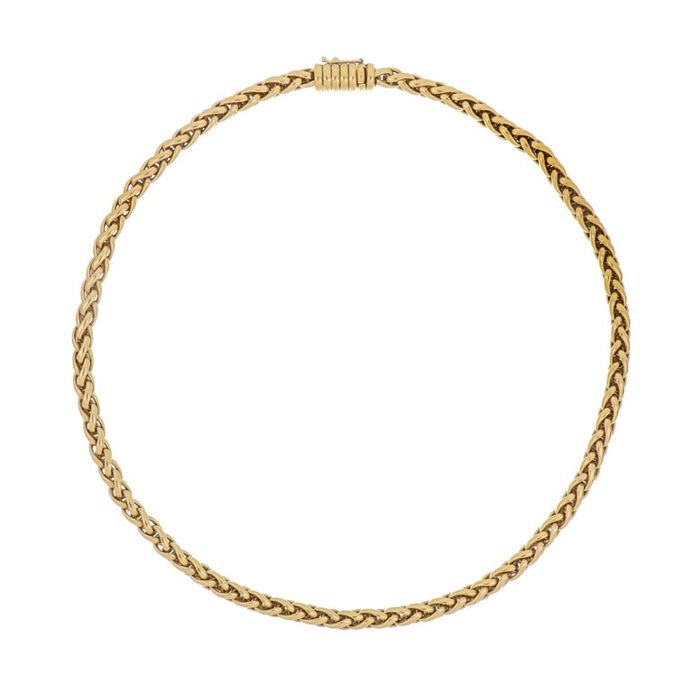 CARTIER - Girocollo in oro giallo a maglia: CARTIER - Girocollo in oro giallo a maglia intrecciata, in perfette condizioni di conservazione, presenta punzoni, numeri e firma della maison nella chiusura a barilotto. Lunghezza 40 cm. Peso 64,38 g