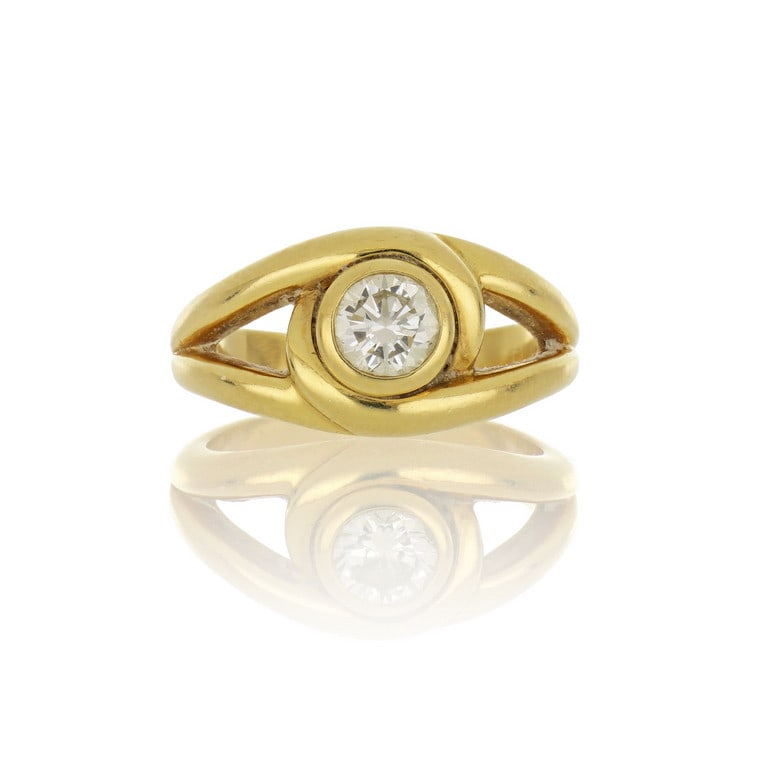 CARTIER - Anello in oro giallo a solitario con: CARTIER - Anello in oro giallo a solitario con diamante taglio brillante di ct. 0,65 ca. Punzoni, numeri e firma della manifattura nel gambo, misura n. 9. Peso 8,23 g.