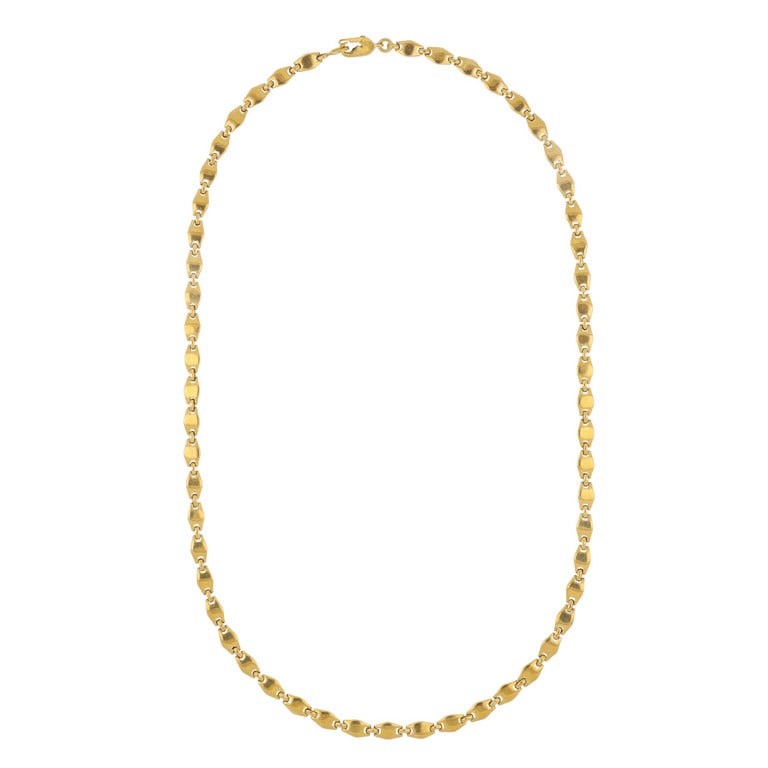CARTIER - Girocollo in oro giallo a maglia piena: CARTIER - Girocollo in oro giallo a maglia piena a "Grano di riso", nella particolare chiusura a moschettone la firma, i numeri e i punzoni del fabbricante. Lunghezza 44 cm. Peso 36,48 g.