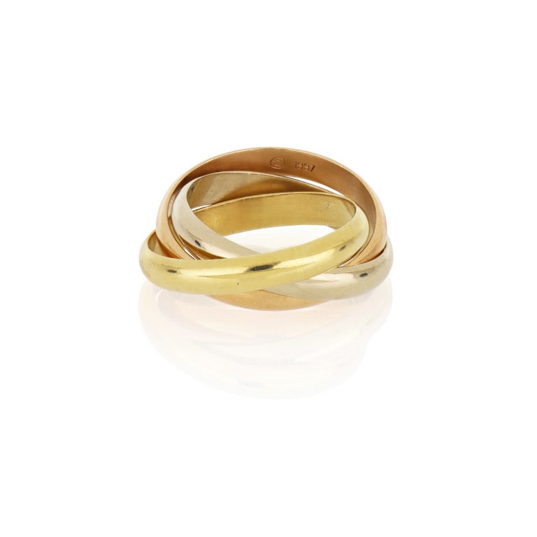 CARTIER - Classico anello della manifattura nei 3: CARTIER - Classico anello della manifattura nei 3 colori dell'oro, misura n. 23. Timbri, firma e numeri nella fede rosa. Peso 12,21 g.