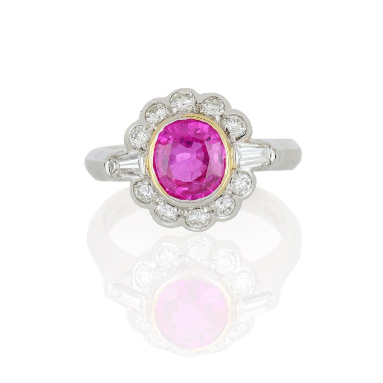 Anello in oro bianco a margherita, con bellissimo: Anello in oro bianco a margherita, con bellissimo zaffiro hot pink di forma a cuscino di stimati 2 ct circa. Opinione del laboratorio GEMCO che la gemma non ha subito riscaldamento e sia di origine Ce