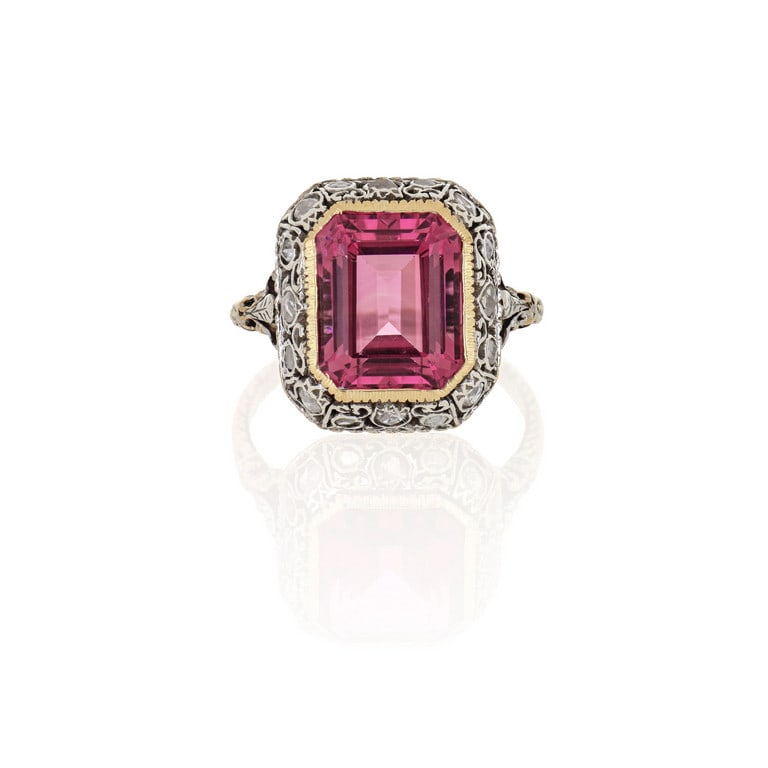 Anello di antica manifattura, in oro giallo e: Anello di antica manifattura, in oro giallo e bianco, al centro una luminosa tormalina dal caldo colore rosa intenso, ct. 3,50 ca., inserita in questo elegante lavoro di traforo, inciso e decorato con