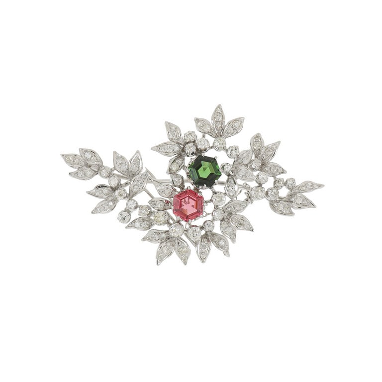 Spilla da cocktail in platino, diamanti taglio: Spilla da cocktail in platino, diamanti taglio antico e 8/8 per ct. 2,50 ca. e tormaline taglio esagonale rosa e verde. Elegante e sfrontata come appunto i gioielli da cocktail. Dimensioni 6,5 x 4 cm.