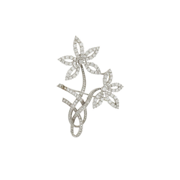 Spilla a forma di ramage fiorito, realizzata in: Spilla a forma di ramage fiorito, realizzata in platino e decorata interamente con diamanti taglio brillante e 8/8, ct. 3,00 ca. Dimensioni 6,5 x 5 cm. Peso 21,46 g.