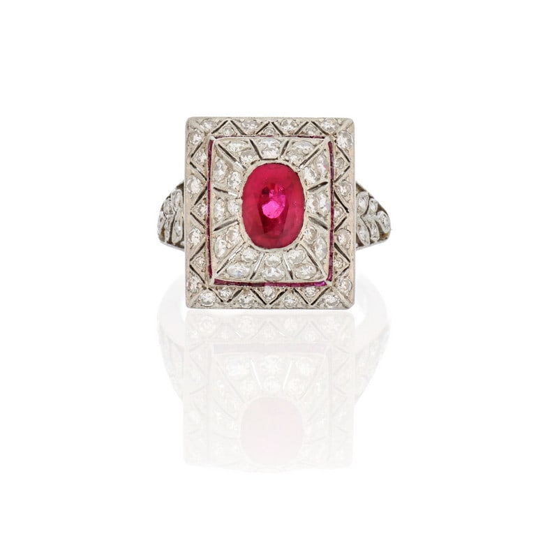 Anello art-decò francese in platino, costruito a: Anello art-decò francese in platino, costruito a pagoda , al centro un rubino birmano di circa 1 ct incastonato battuto e pavè di diamanti 8/8 e rubini calibré incastonati a cornice. Mi