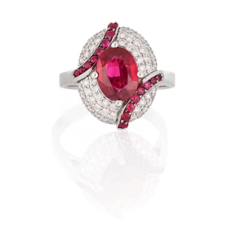 Anello in oro bianco di moderna manifattura, al: Anello in oro bianco di moderna manifattura, al centro un finissimo rubino birmano di ct. 2,05 ca., riscaldamento, notevole la qualita' per trasparenza e colore, a contorno piccoli diamanti taglio bri