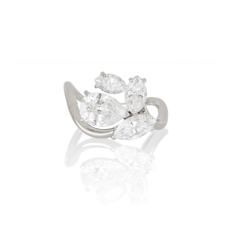 Elegante anello in platino con diamanti a goccia: Elegante anello in platino con diamanti a goccia e a navette per stimati totali 3 ct circa. La goccia misura 8,80 x 6,43 x 3,27 mm per stimati 1,15 ct. Misura 16. Peso 5,72 g.