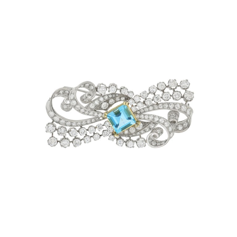 Elegante spilla a volute, realizzata in platino e (1 of 1)