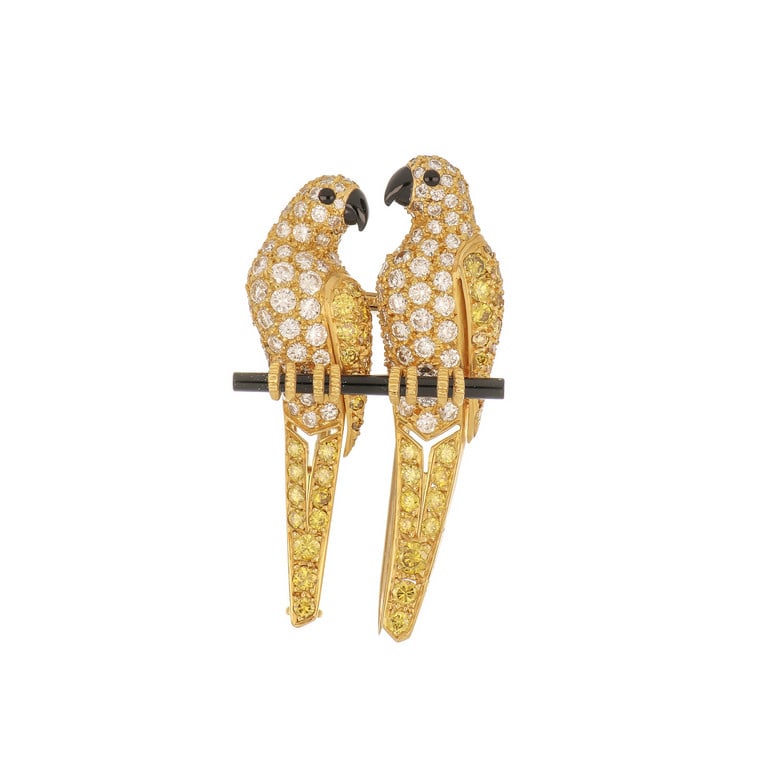 CARTIER - Rara e finissima spilla di produzione: CARTIER - Rara e finissima spilla di produzione 1960 circa, "Lovebirds", raffigura due parrocchetti che amabilmente si guardano sul ramo, realizzata in oro giallo e onice, è decorata con diamanti