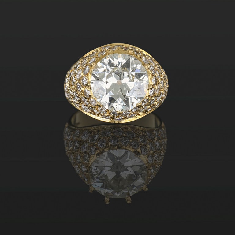 Anello da mignolo in oro giallo con pavè di: Anello da mignolo in oro giallo con pavè di diamanti per stimati 1 ct circa, recante al centro un diamante di forma rotonda taglio old european colore stimato L/M purezza I1 (potenzialmente SI2) 