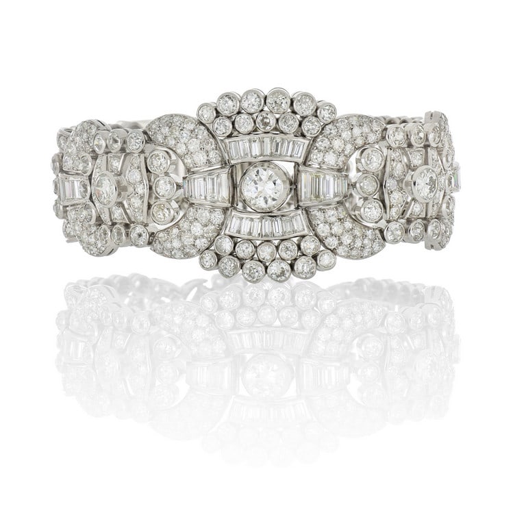 Importante bracciale d'epoca in platino: Importante bracciale d'epoca in platino interamente tempestato di diamanti di forma rotonda taglio antico e a baguette. I carati stimati sono circa 18 ct. Lunghezza 18 cm. Peso 78,27 g.