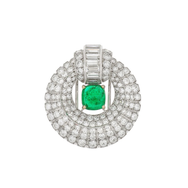 CARTIER Spilla in platino e oro, con smeraldo: CARTIER Spilla in platino e oro, con smeraldo centrale taglio cabochon di forma quadra e diamanti per stimati 5/6 ct. Firmata. Peso 16,06 g.