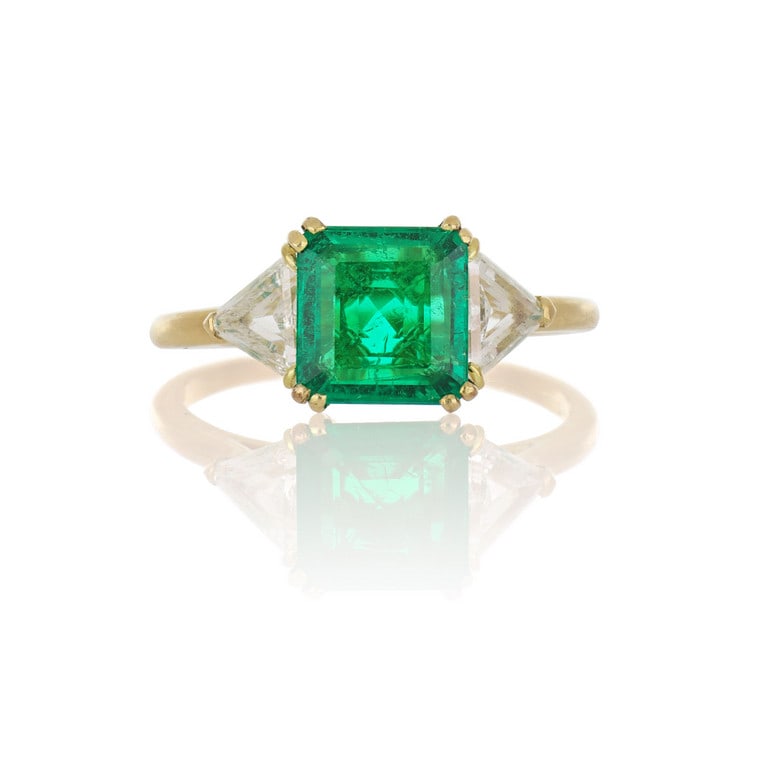 CARTIER - Anello in oro giallo con eccezionale: CARTIER - Anello in oro giallo con eccezionale smeraldo colombiano 'Muzo', taglio smeraldo, ct. 2,23, report SSEF della gemma che ne attesta l'origine geografica e il grado Minor Oil. Due diamanti tag
