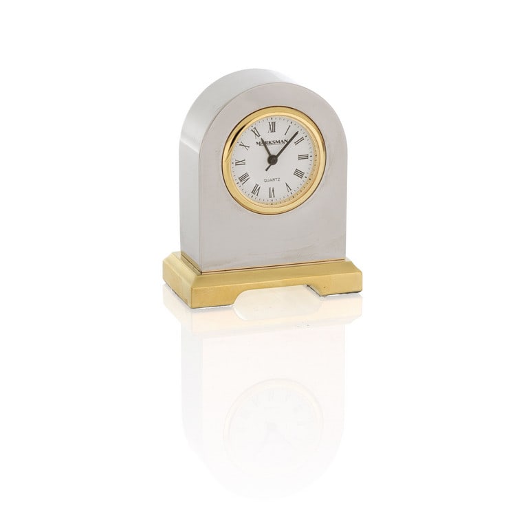 MARKSMAN - Pendoletta da scrivania in metallo: MARKSMAN - Pendoletta da scrivania in metallo rodiato e dorato, animata da movimento al quarzo., quadrante con numeri romani in smalto bianco. Dimensioni 3 x 4 x 1,5 cm. Peso 108,39 g.