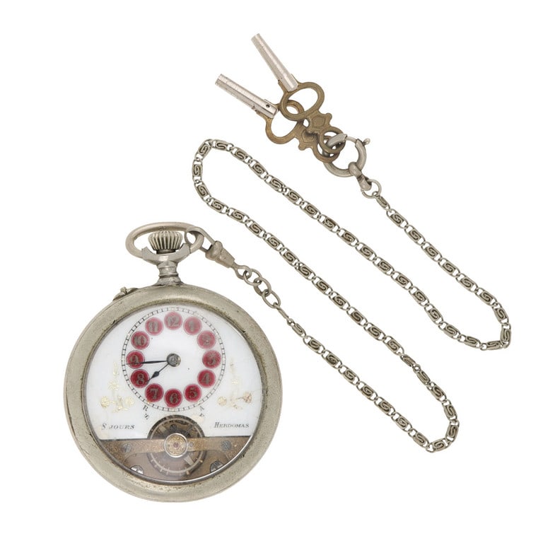 Orologio da tasca in argento con catenella,: Orologio da tasca in argento con catenella, bilanciere a vista, indici arabi in sfondo rosso a smalto, difetti sul quadrante. Al momento funzionante. Peso 104,86 g.