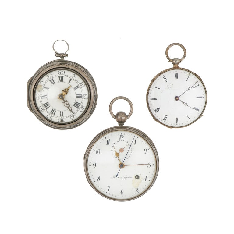 Lotto composto da 3 orologi in argento, varie: Lotto composto da 3 orologi in argento, varie epoche e tipologie di meccanismo. Funzionamento non testato. Peso 261,40 g.