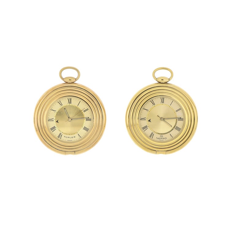 NEPRO & TURLER - Coppia di pendolette da viaggio: NEPRO & TURLER - Coppia di pendolette da viaggio con svegliarino, in metallo dorato, quadrante con numeri romani, movimento elettromeccanico. Diametro 40 mm. Peso 67,0 g.