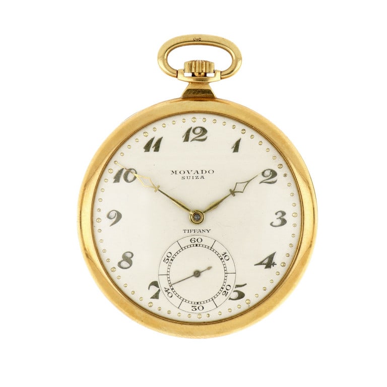 MOVADO per TIFFANY, Orologio da tasca da smoking: MOVADO per TIFFANY, Orologio da tasca da smoking in oro giallo, con quadrante crema, elegante minuteria oro puntinata, e sfere dorate. indici romani dorati. Funzionante. Diametro 45 mm. Peso 50,29 g.