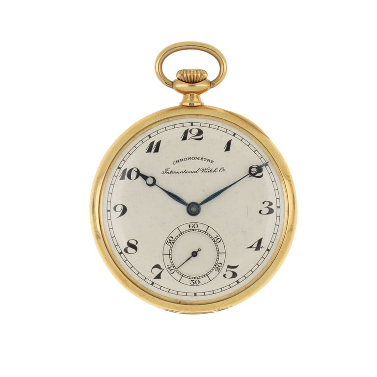 INTERNATIONAL WATCH & Co Orologio chronometro da: INTERNATIONAL WATCH & Co Orologio chronometro da tasca in oro giallo ultra piatto, con quadrante sabbia, piccoli secondi alle 6, indici arabi, sfere breguet azzurrate, minuteria chemin de fer. Al mome