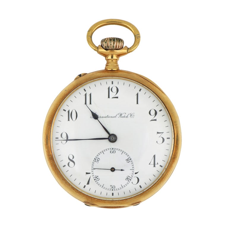 INTERNATIONAL WATCH & Co. Orologio da tasca: INTERNATIONAL WATCH & Co. Orologio da tasca chronometro in oro giallo con funzione solo tempo con piccoli secondi alle 6, indici arabi, sfere leaf. Funzionante. Diametro 49 mm. Peso 77,87 g.