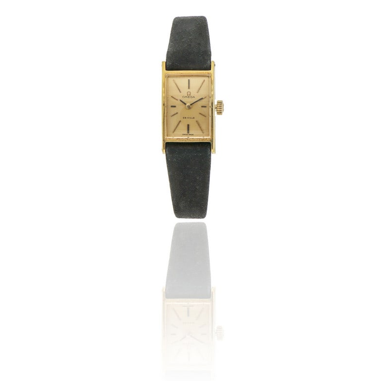 OMEGA - Orologio da signora di forma rettangolare: OMEGA - Orologio da signora di forma rettangolare in oro giallo, cinturino in pelle nera e fibbia originale, quadrante dore' con indici a bastone. Animato da movimento meccanico a carica manuale. Dime