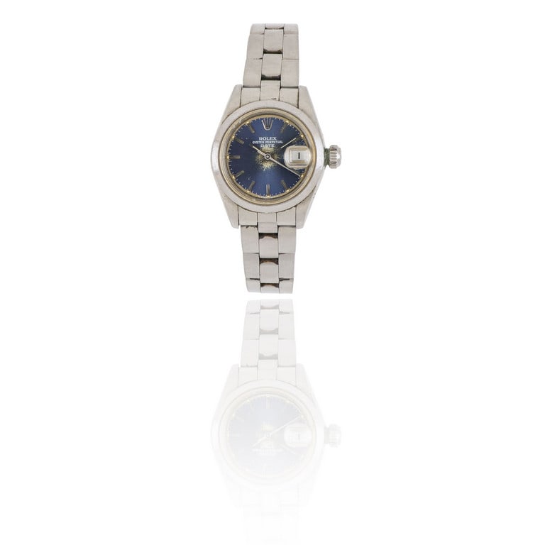 ROLEX - Orologio per signora in acciaio con: ROLEX - Orologio per signora in acciaio con bracciale, modello "Date", vetro zaffiro, quadrante nero, indici a barretta, piccolo datario a ore 3, difetti nel quadrante, movimento meccanico a carica au