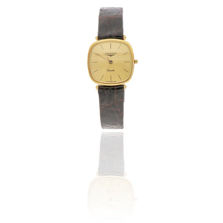 LONGINES - Orologio da donna ultrapiatto di forma: LONGINES - Orologio da donna ultrapiatto di forma squadrata in oro giallo, cinturino in pelle e fibbia originale, movimento al quarzo da revisionare. Dimensioni 22 x 22 mm. Peso 14,80 g.
