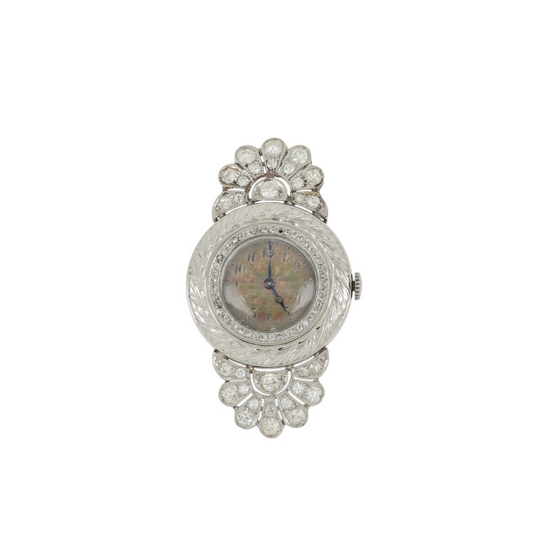 Orologio per signora in platino, primi '900,: Orologio per signora in platino, primi '900, realizzato con elegante motivo floreale, interamente inciso e impreziosito di piccoli diamanti sulle anse e sulla lunetta, quadrante soleil a numeri arabi,