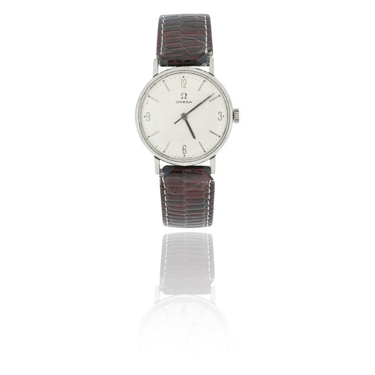 OMEGA - Orologio in acciaio solo tempo con: OMEGA - Orologio in acciaio solo tempo con cinturino in pelle e fibbia non originale, movimento a carica manuale, quadrante crema con numeri arabi ai punti cardinali, secondi continui al centro. Funzi