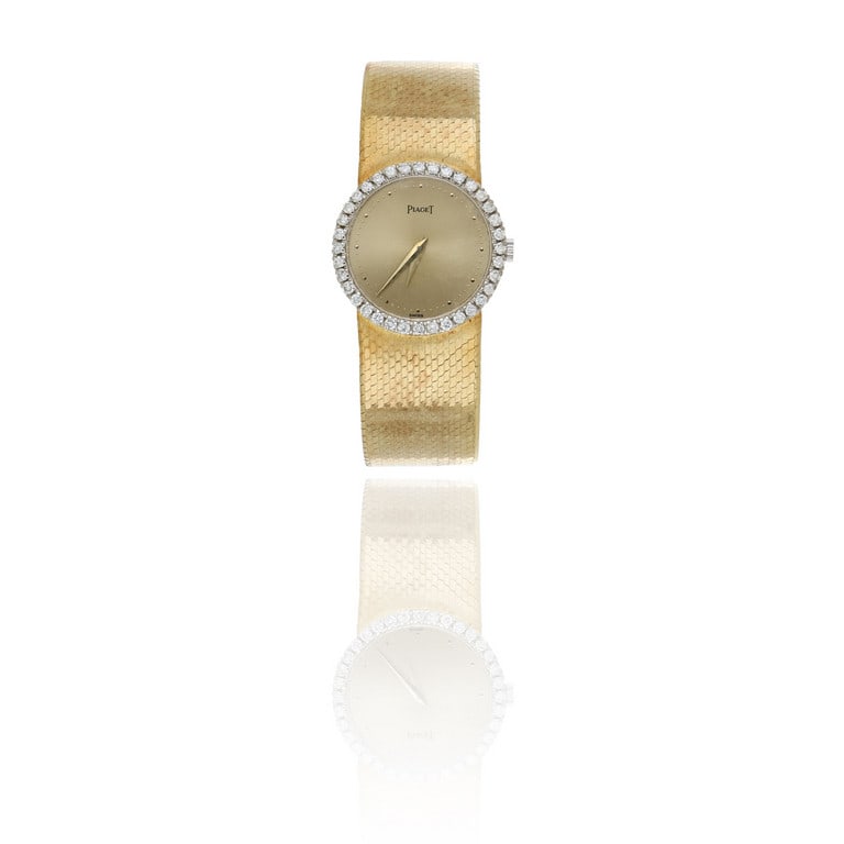 PIAGET - Orologio gioiello, in oro giallo e: PIAGET - Orologio gioiello, in oro giallo e bianco per signora con bracciale integrato. Il gioiello si presenta in perfette condizioni di conservazione, la forma rotonda della lunetta è decorata 