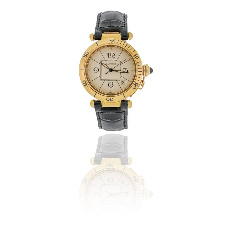 CARTIER - Orologio da uomo in oro giallo modello: CARTIER - Orologio da uomo in oro giallo modello "Pasha'", con cinturino in pelle e chiusura deploiante in oro originale, classico modello "Professionale" della casa parigina, di grande impatto