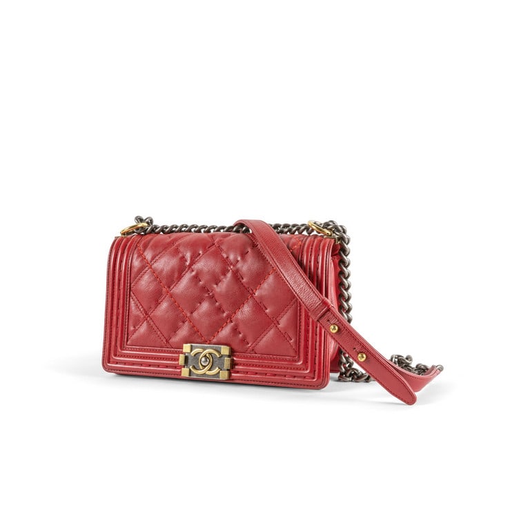 CHANEL - Borsa a spalla trapuntata in pelle rossa: CHANEL - Borsa a spalla trapuntata in pelle rossa con catena Elegante borsa a spalla firmata Chanel, realizzata in morbida pelle di agnello di colore rosso con iconica lavorazione matelassé a rom