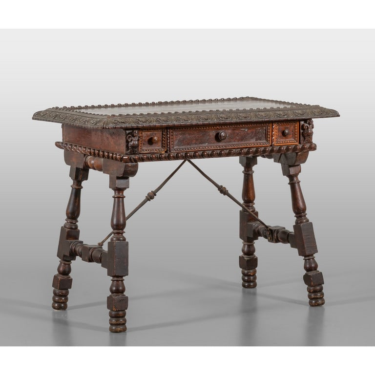 Tavolo a fratino con gambe ripiegabili, fascia: Tavolo a fratino con gambe ripiegabili, fascia del piano e cornice riccamente intagliate, inizi sec.XVIII cm. 96x57 h. 71