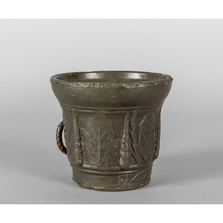 Mortaio in bronzo a patina scura con emblema con (1 of 1)