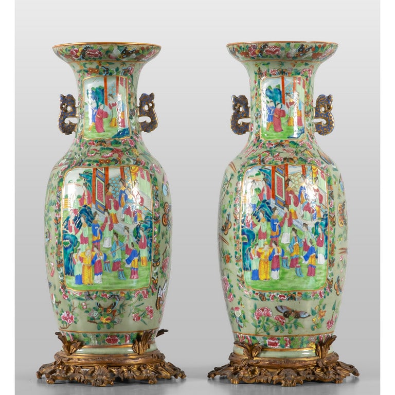 Coppia di vasi in porcellana policroma, basi in: Coppia di vasi in porcellana policroma, basi in bronzo, Canton sec.XIX h.tot.cm.66