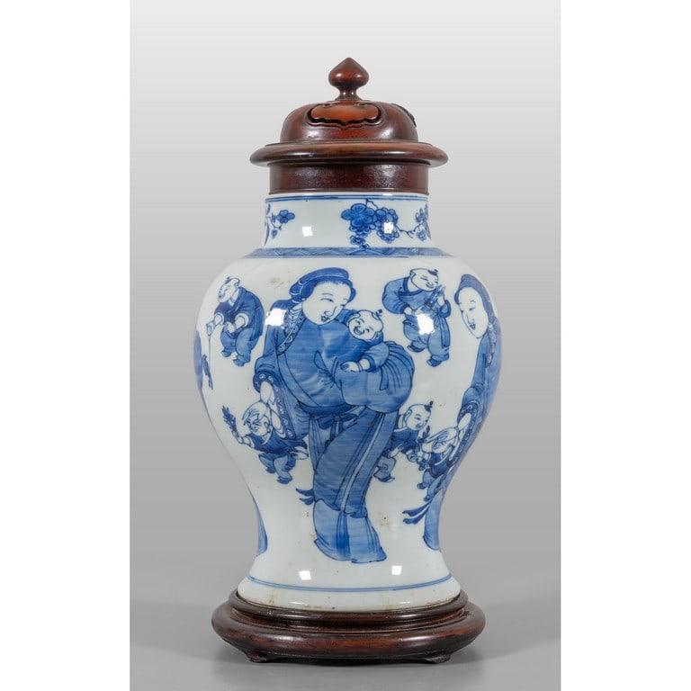 Vaso in porcellana bianca e blu con mamme e (1 of 2)