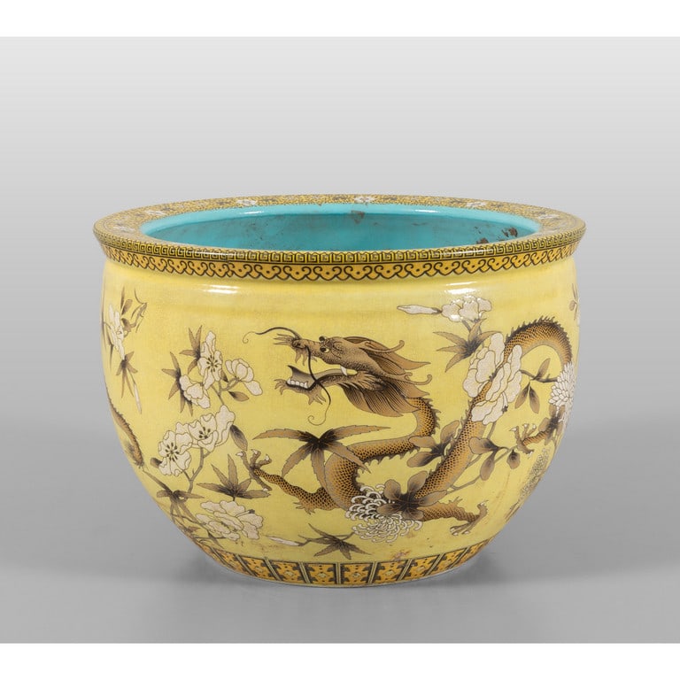 Cachepot in porcellana gialla decorato con draghi: Cachepot in porcellana gialla decorato con draghi e fiori, Cina sec.XIX/XX diam.cm.30xh.21